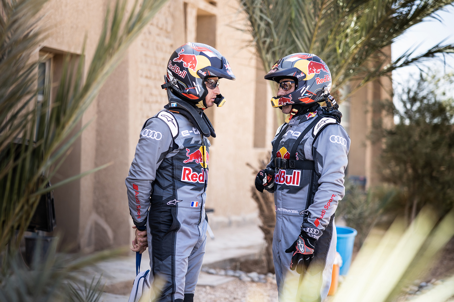 Stéphane Peterhansel et Édouard Boulanger discutent devant la voiture.