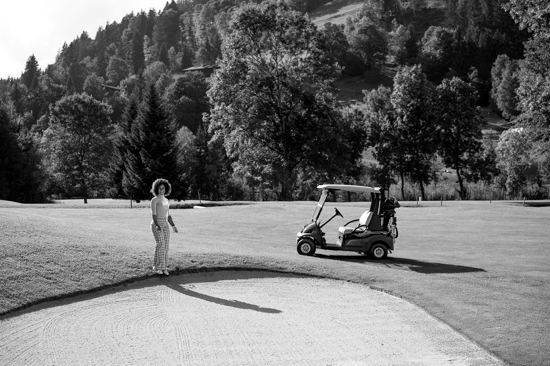 Troy Mullins près d'une voiturette de golf. 