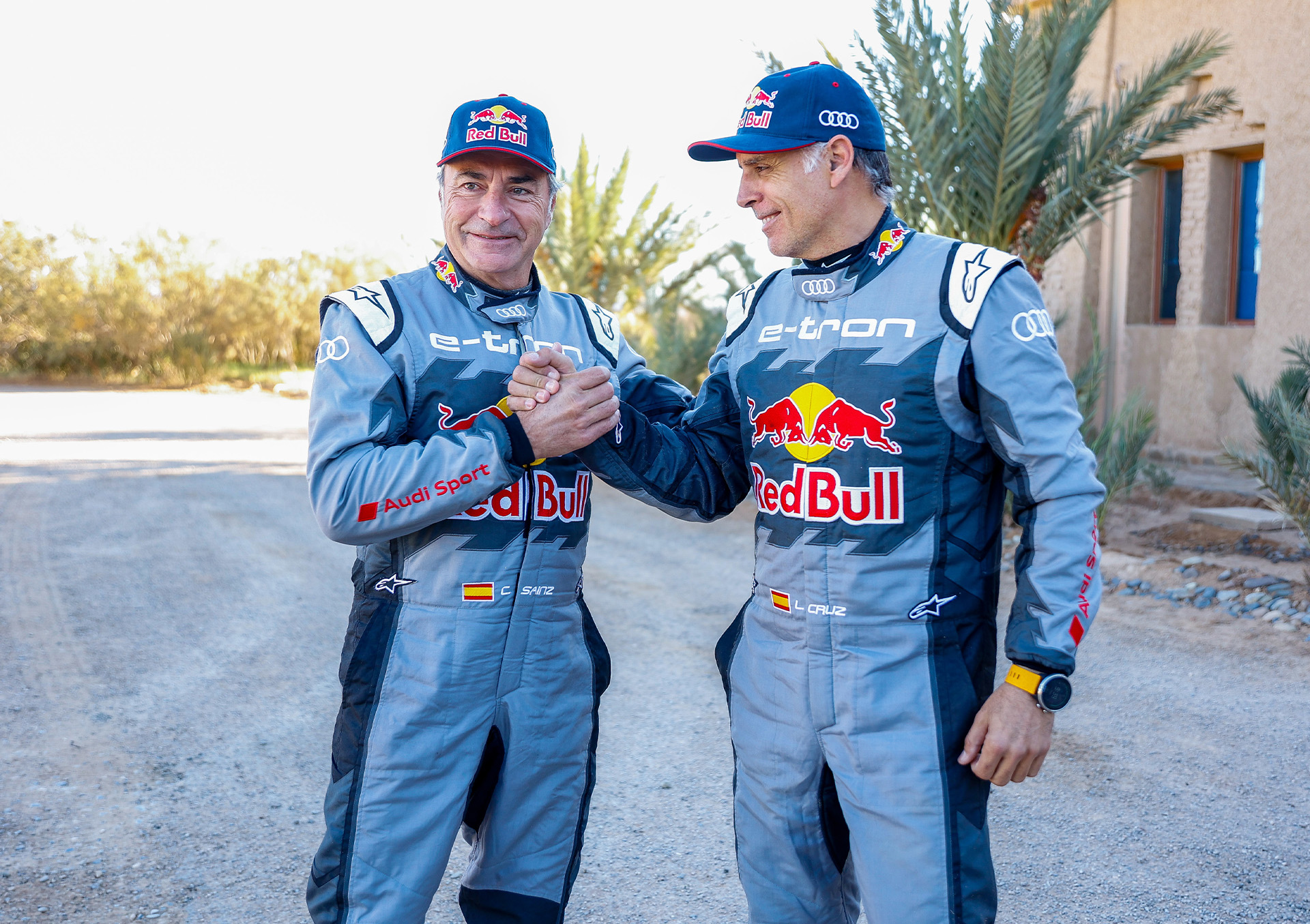 Carlos Sainz et Lucas Cruz se donnant une poignée de main.